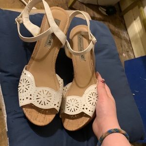 Cute pumps , nice for church or a simple first date :)